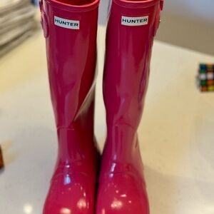 Size 10 Hunter rain boots. Worn maybe once.